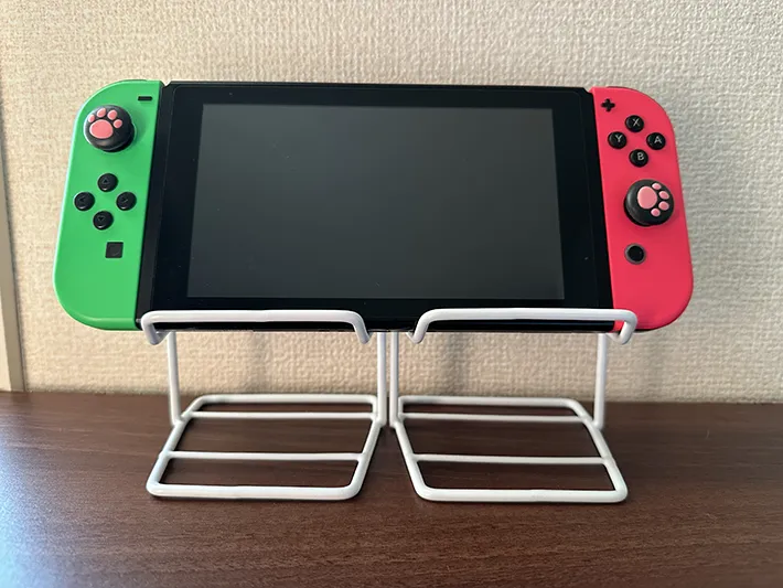 『Switch』をのせた『ボトルスタンド』の画像（撮影：grape編集部）