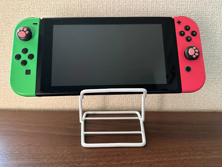 『Switch』をのせた『ボトルスタンド』の画像（撮影：grape編集部）