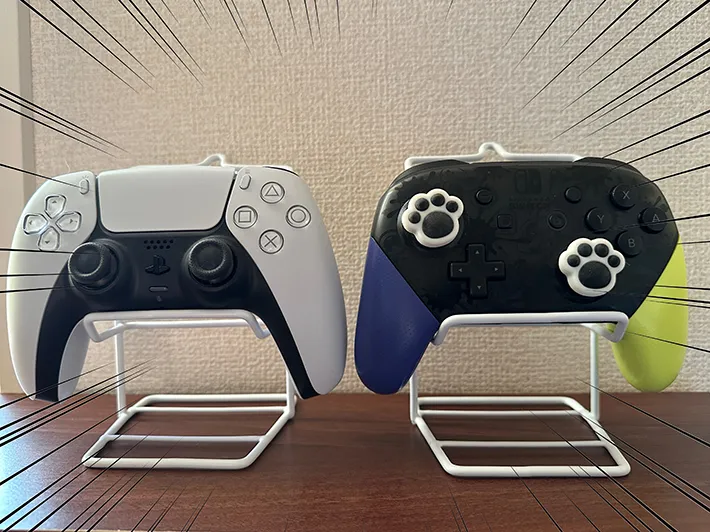 『Switch』と『PlayStation5』のコントローラーをのせた『ボトルスタンド』の画像（撮影：grape編集部）