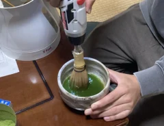 抹茶を立てているところ