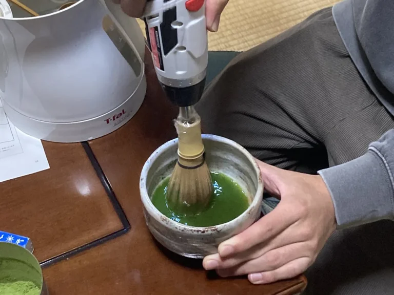 抹茶を立てているところ