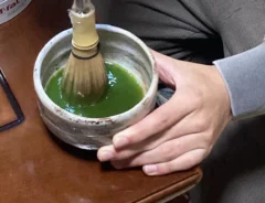 抹茶を立てているところ