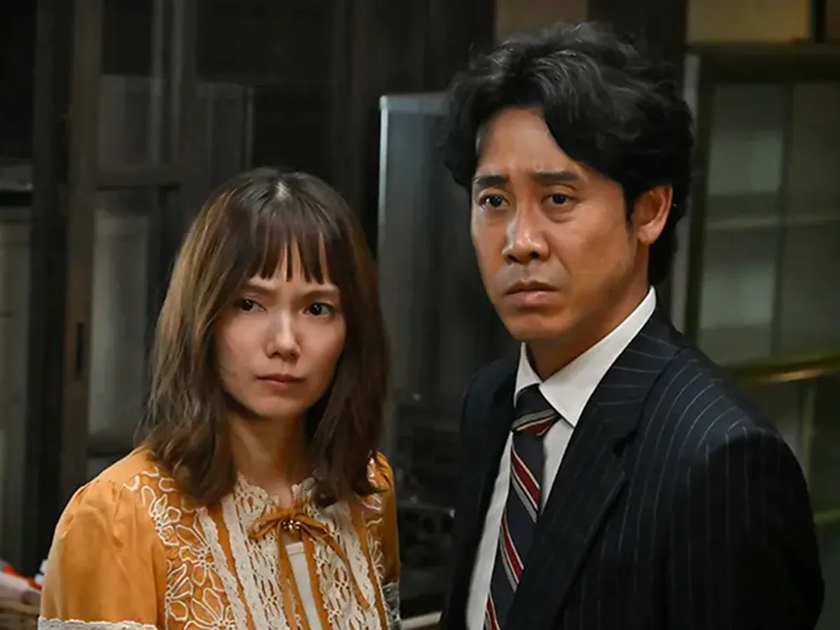 『ちょっとだけエスパー』に出演する大泉洋さんと宮﨑あおいさんが写る場面写真