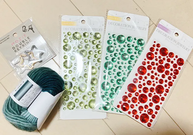 100円ショップで買ったシール、毛糸、カラビナ（撮影：grape編集部）