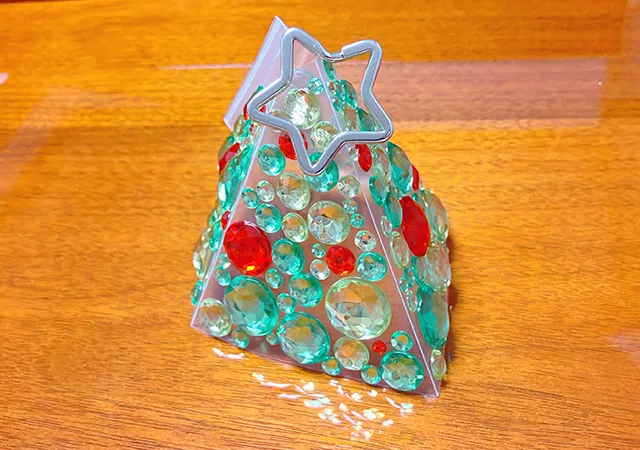 クリアファイルで作ったクリスマスツリー（撮影：grape編集部）