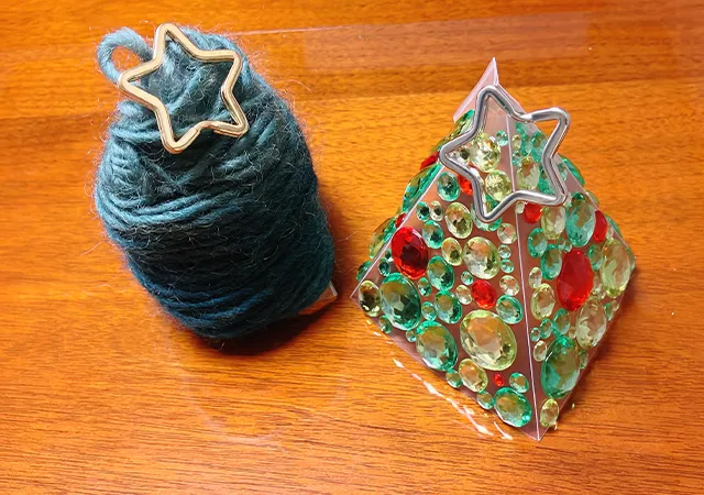 クリアファイルで作ったクリスマスツリー（撮影：grape編集部）