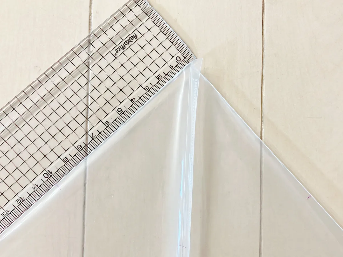 クリアファイルと定規（撮影：grape編集部）
