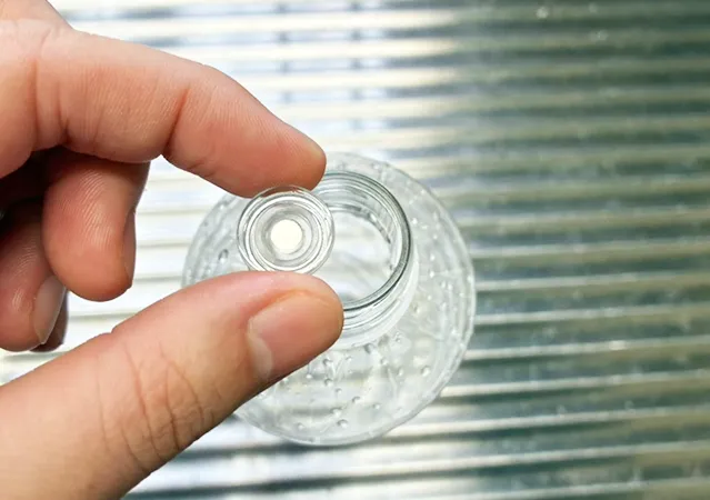 マグネットを使ったペットボトルの乾燥（撮影：grape編集部）