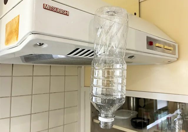 マグネットを使ったペットボトルの乾燥（撮影：grape編集部）