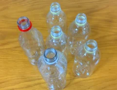 マグネットを使ったペットボトルの乾燥（撮影：grape編集部）