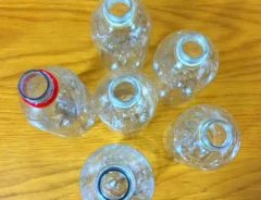 マグネットを使ったペットボトルの乾燥(撮影:grape編集部)