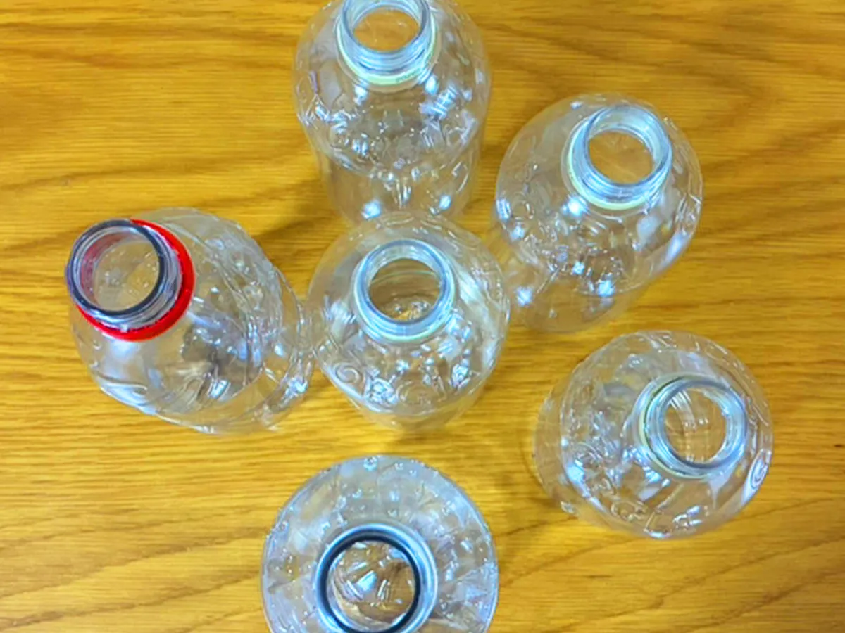 マグネットを使ったペットボトルの乾燥(撮影:grape編集部)