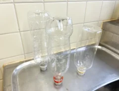 マグネットを使ったペットボトルの乾燥（撮影：grapeライフハック編集部）