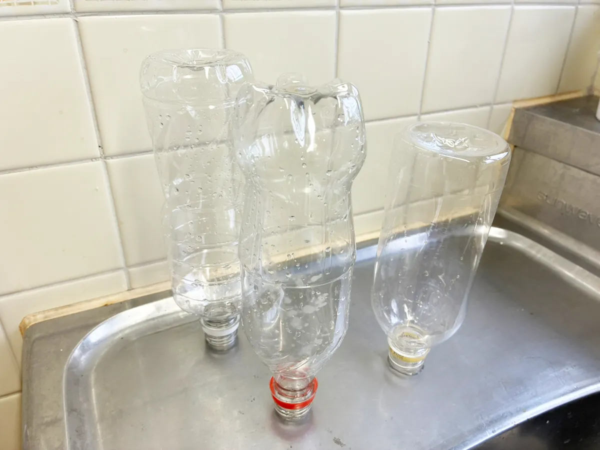 マグネットを使ったペットボトルの乾燥(撮影:grapeライフハック編集部)