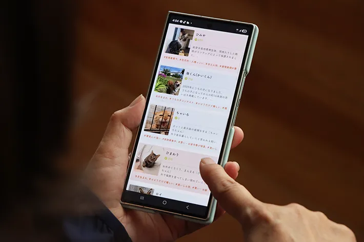 保護犬、保護猫の『推し活』サービスを利用する女性の写真（撮影：grape編集部）