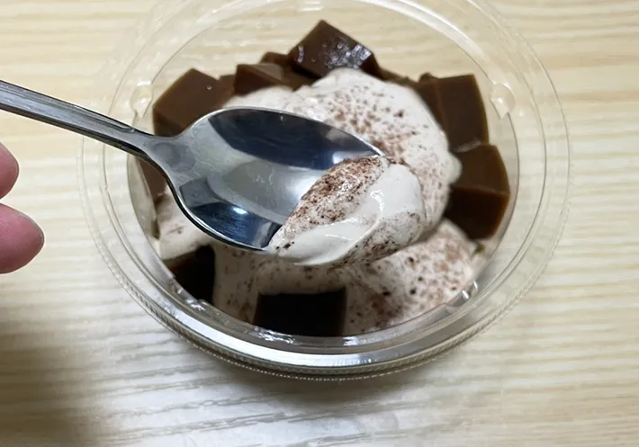 『もっちりカフェラテわらび』のムースの写真（撮影：grape編集部）