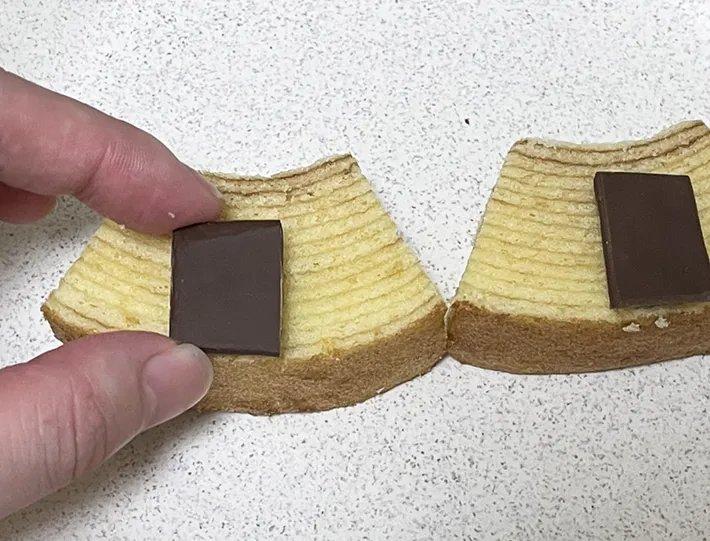 バームクーヘンに板チョコをのせる写真（撮影：grape編集部）