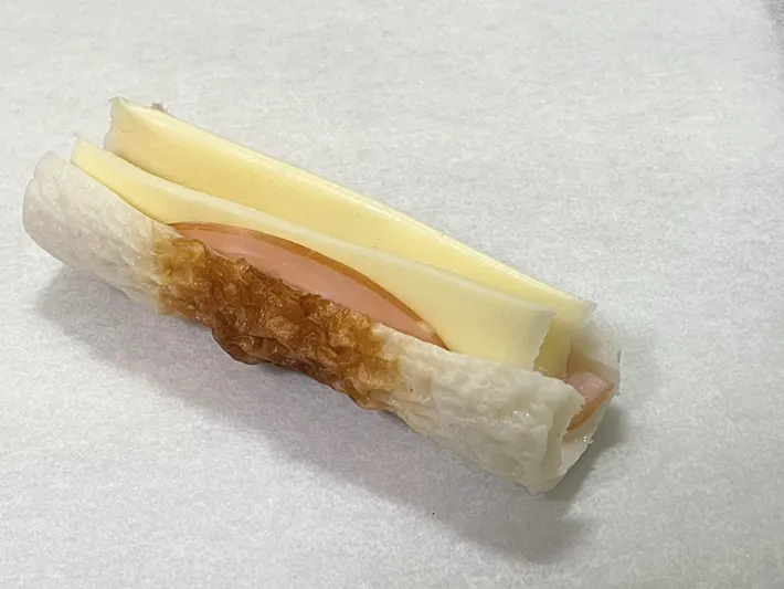 ロースハムとスライスチーズを挟んだちくわの写真（撮影：grape編集部）