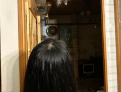 女性の後ろ姿の写真