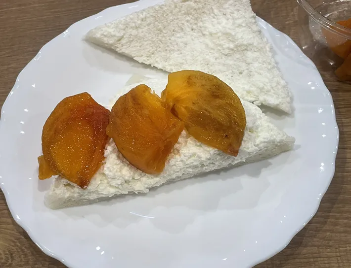 『生クリームサンド』に『柿』を挟む写真（撮影：grape編集部）