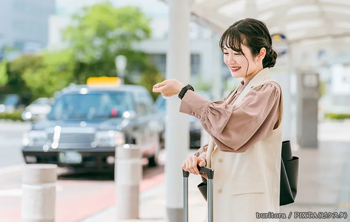 時間を確認する女性の写真