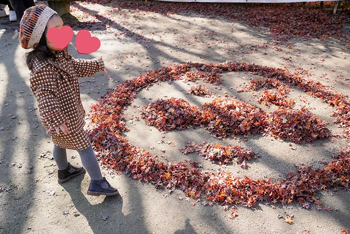 紅葉で作られたアンパンマンの画像