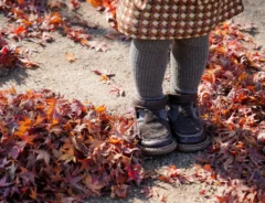 子供の足元の画像