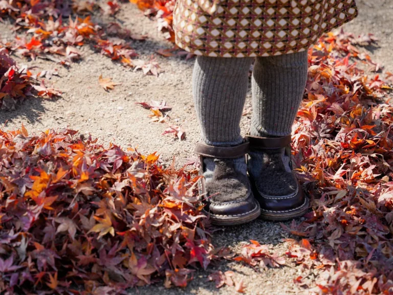 子供の足元の画像