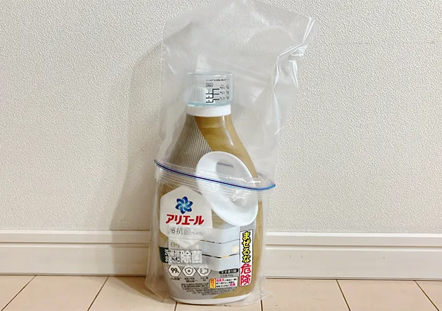 ジッパーつき保存袋と洗剤（撮影：grape編集部）