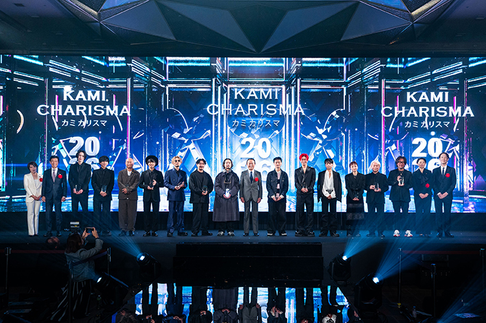 『KAMI CHARISMA 2026 アワード』の会場の写真