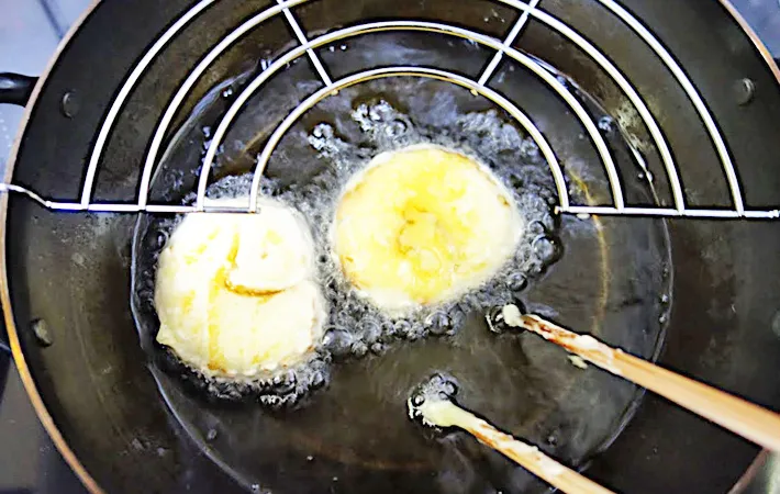 『伊達巻の天ぷら』を作る写真（撮影：エニママ）