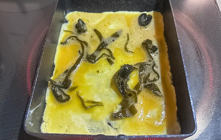 玉子焼きの焼き始めの写真（撮影：エニママ）