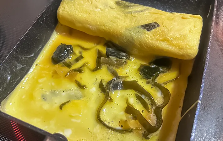 玉子焼きを巻いている途中の写真（撮影：エニママ）
