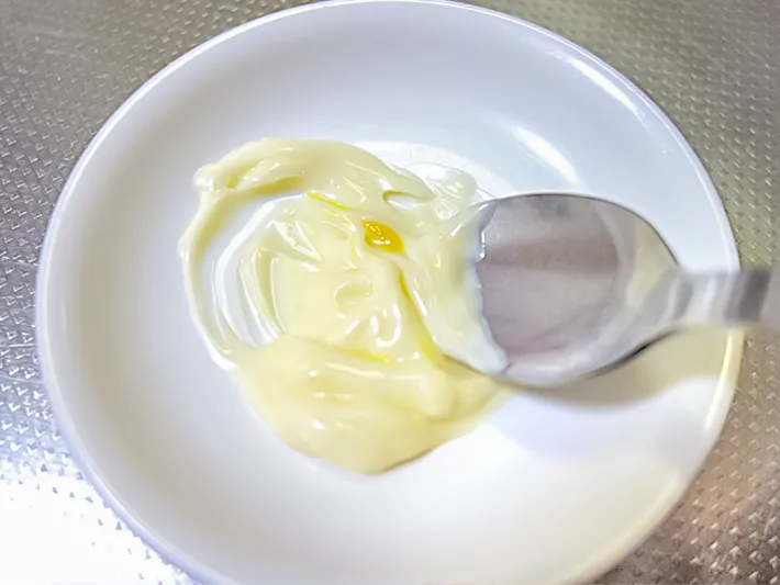 マヨネーズとからしを混ぜている写真（撮影：エニママ）