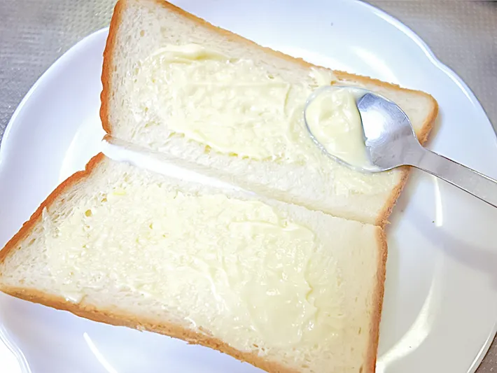食パンにからしマヨネーズを塗っている写真（撮影：エニママ）