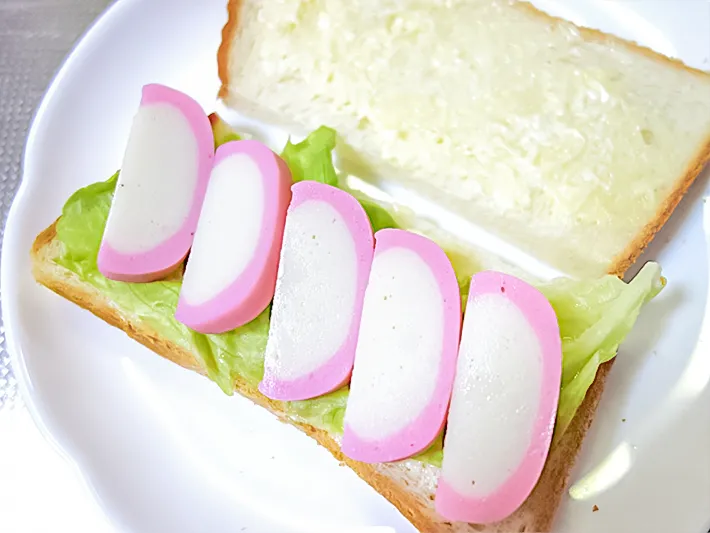 食パンにかまぼこを並べている写真（撮影：エニママ）