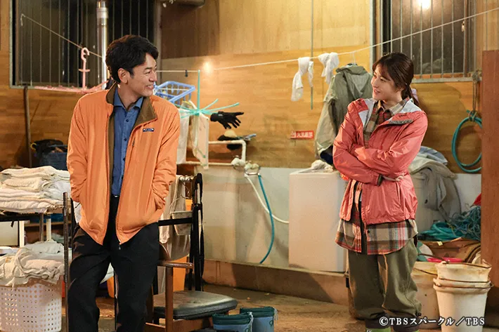 『ザ・ロイヤルファミリー』に出演する妻夫木聡さんと松本若菜さんが写る場面写真