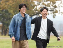 『ザ・ロイヤルファミリー』に出演する妻夫木聡さんと目黒蓮さんが写る場面写真