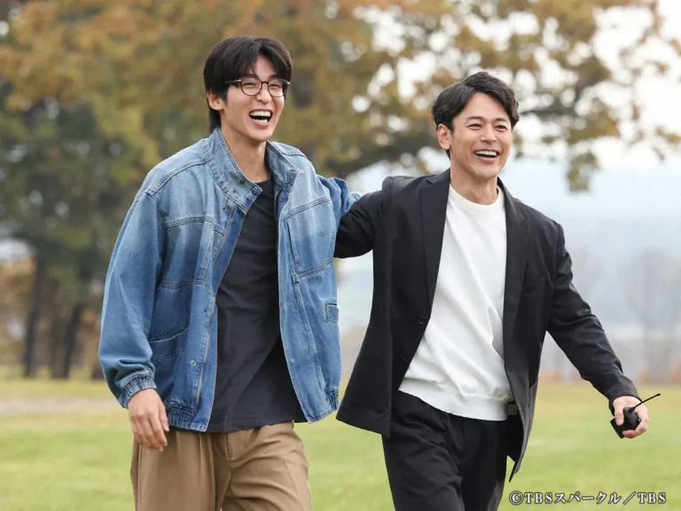 『ザ・ロイヤルファミリー』に出演する妻夫木聡さんと目黒蓮さんが写る場面写真