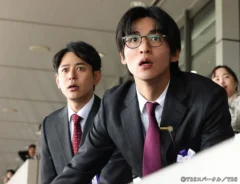 『ザ・ロイヤルファミリー』に出演する妻夫木聡さんと目黒蓮さんが写る場面写真