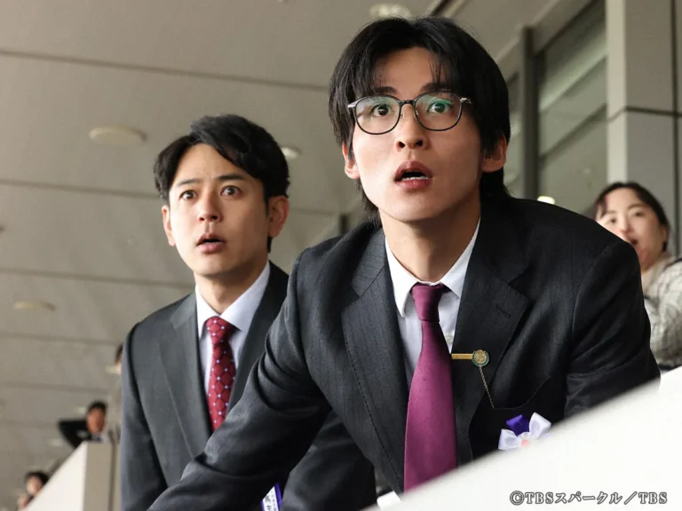 『ザ・ロイヤルファミリー』に出演する妻夫木聡さんと目黒蓮さんが写る場面写真