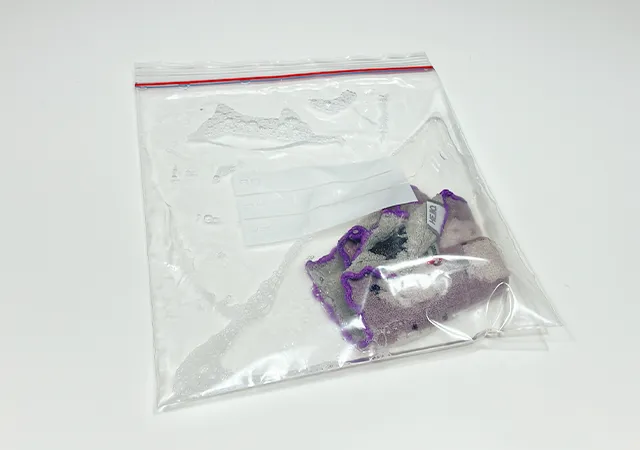 ジッパーつき保存袋で洗濯（撮影：grape編集部）