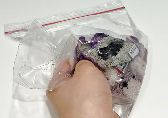 ジッパーつき保存袋で洗濯（撮影：grape編集部）