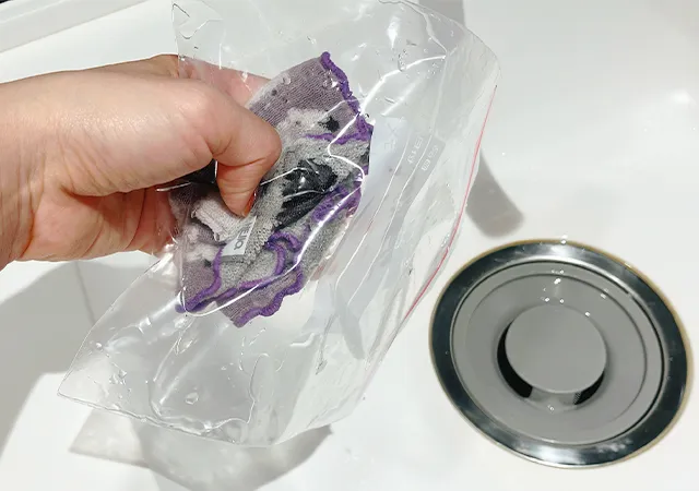 ジッパーつき保存袋で洗濯（撮影：grape編集部）