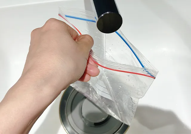 ジッパーつき保存袋で洗濯（撮影：grape編集部）