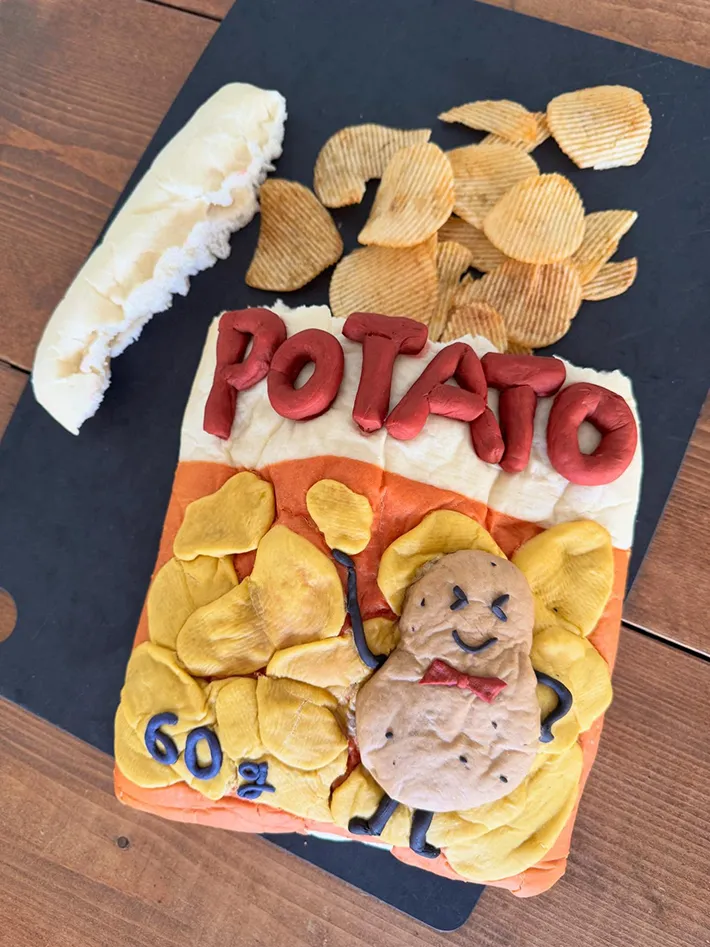 ポテトチップスが入ったパン