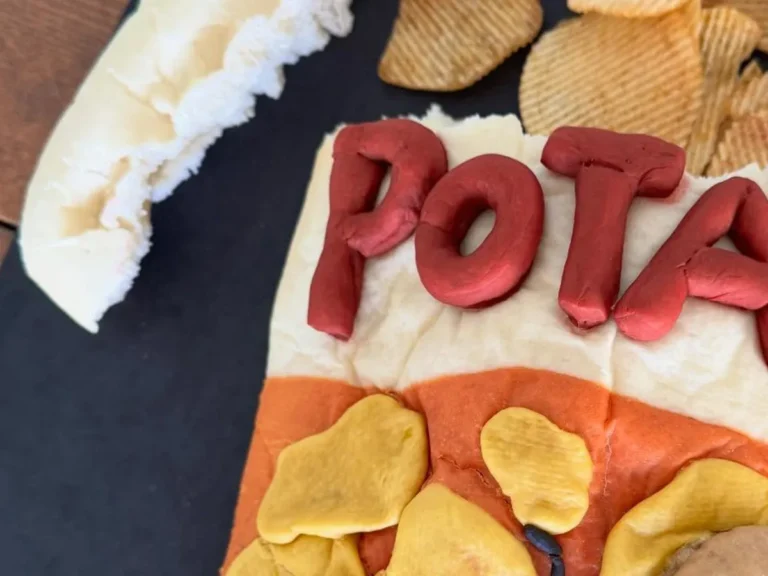 ポテトチップスが入ったパン