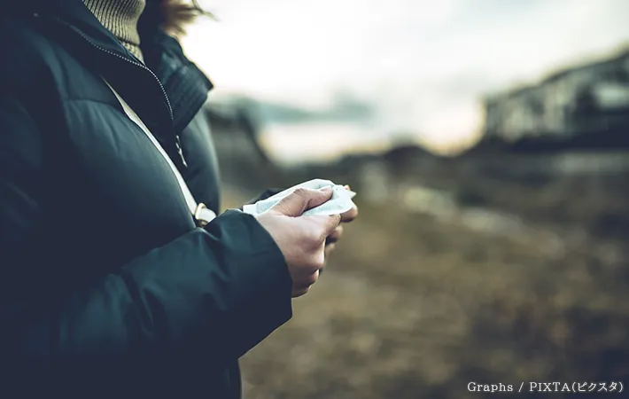 使い捨てカイロを持つ女性の写真