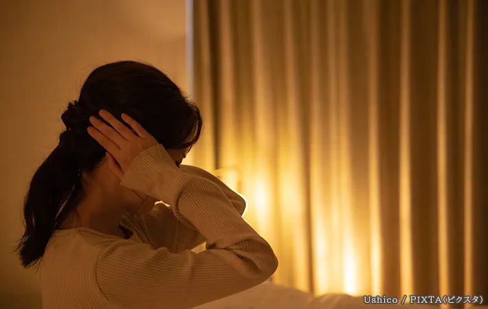 耳をふさぐ女性の写真