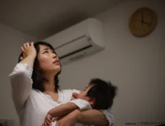 夜に周囲のうるささを感じている人のイメージ写真